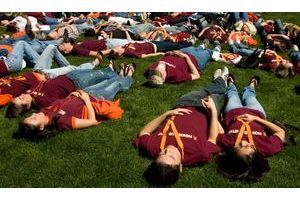  Après la tuerie de Virginia Tech en 2008, des étudiants avaient organisé des manifestations contre les armes à feu, mais en vain. 