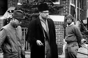Malcolm X, au centre de la photo.