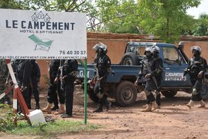 Les forces armées sur le lieu de l'attaque à Bamako, le 19 juin 2017.