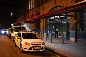 Des policiers devant la Victoria Station de Manchester, mardi 1er janvier.