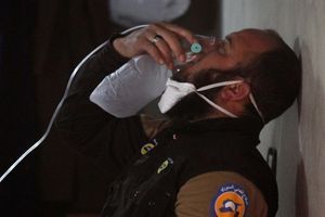 Un membre de la défense civile tente de reprendre de l'oxygène après avoir été des victimes d'une attaque au gaz
