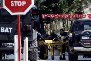 Un(e) touriste blessé(e) est évacué(e) des lieux du drame. Au moins 19 personnes ont été tuées, et 42 blessées dans une attaque menée par des hommes armés au Musée national du Bardo à Tunis. 