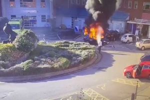 Les images de vidéosurveillance de la scène montrent David Perry, sonné, quittant son véhicule juste après son explosion devant la maternité de Liverpool (nord de l'Angleterre) dimanche dernier.