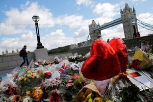 Des fleurs déposées pour les victimes du London Bridge, à Londres. 