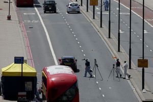 Investigations sur le London Bridge, où les terroristes ont fauché des piétons.