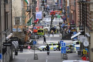 Les secours dans la rue où un camion a foncé dans la foule vendredi à Stockholm. 