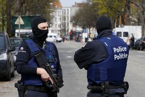 Des policiers belges lors d'une opérations à Etterbeek, en avril dernier.