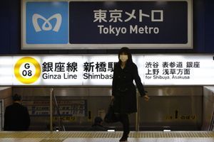 Une femme dans le métro de Tokyo, en mars 2011 (image d'illustration).