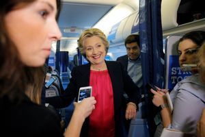 Hillary Clinton dans son avion de campagne.