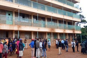 Des parents rassemblés devant l'école primaire de Kakamega, dans l'attente de nouvelles de leurs enfants. 