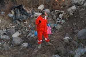 Un membre d'une équipe de secours inspecte le site de l'explosion d'un réservoir de carburant à Akkar, dans le nord du Liban, le 15 août 2021