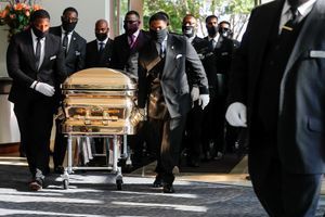 Au Texas, les funérailles de George Floyd entre colère et émotion