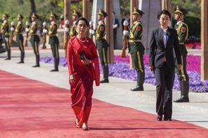 Elle préside mais ne dirige pas vraiment, coincée par les militaires. La « dame de Rangoun » – ici le 15 mai à Pékin – tente de négocier avec les Chinois, très présents en Birmanie. 