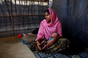 Photo d'une réfugiée de l'ethnie Rohingyas dans un camp de fortune au Bangladesh.