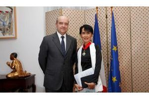  Aung San Suu Kyi a fait « grande impression » sur le ministre. Autour de son cou, le cordon de commandeur de la Légion d’honneur que vient de lui remettre Alain Juppé. A la main, le texte du discours qu’elle vient de prononcer, en français.