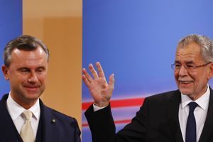 Norbert Hofer du parti d'extrême droite FPÖ et l'écologiste Alexander Van der Bellen, victorieux à l'élection présidentielle autrichienne (à dr.) 