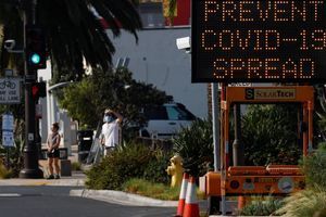 Un panneau incitant à respecter les consignes sanitaires face au Covid-19 à Solana Beach, en Californie.