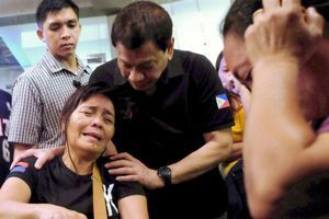 Le président philippin Rodrigo Duterte auprès des familles de victimes de l'incendie.