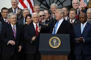 Le président Donald Trump et le vice-président Mike Pence, avec les leaders républicains du Congrès, mercredi.