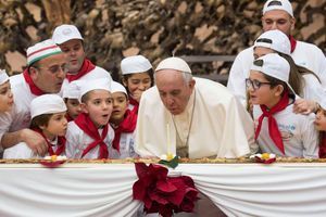 Ballons et gâteau d’anniversaire pour les 81 ans du pape François