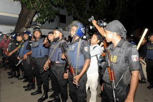Des policiers après la fusillade dans le restaurant, à Dacca, vendredi. 