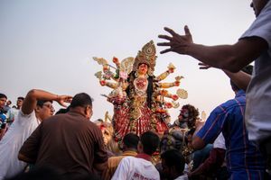 Une partie de la communauté hindoue rassemblée autour de la Déesse Durga, le 23 octobre 2015 au Bangladesh.