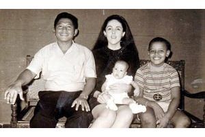  Barack Obama et sa mère, Ann Dunham, qui tient sa fille Maya Soetoro. A côté d'Ann se trouve le beau-père de Barack, Lolo Soetoro. 