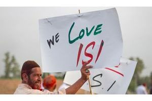  Un Pakistanais manifeste en mai dernier, pour soutenir l'ISI, les services secrets du pays.