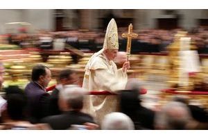  Le pape Benoit XVI, à la fin de la messe de Noël.