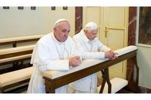 Le pape François et le pape émérite Joseph Ratzinger lors de leur rencontre à Castel Gandolfo.