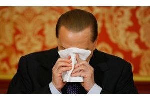 Silvio Berlusconi s'essuie le visage lors de la conférence de presse.
