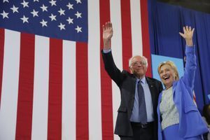 Bernie Sanders et Hillary Clinton, mardi à Portsmouth.