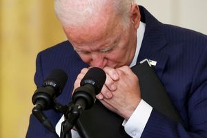Joe Biden ému après les deux attentats survenus jeudi à Kaboul.