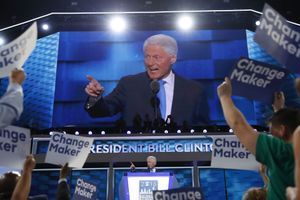 Bill Clinton, sur scène, mardi à Philadelphie. 