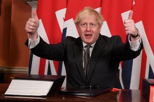 Boris Johnson, pouces levés après la signature de l'accord.