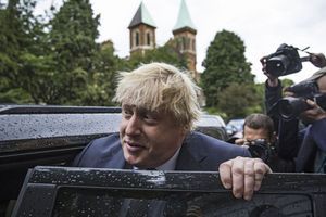 L’ancien maire de Londres quitte son domicile, sous les huées des anti-Brexit, le 24 juin. Surpris par le succès du « Leave », Boris Johnson s’abrite derrière le « Wait and See »...