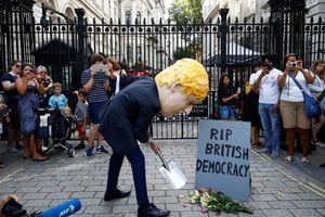 Des manifestants hostiles à Boris Johnson devant Downing Street à Londres.