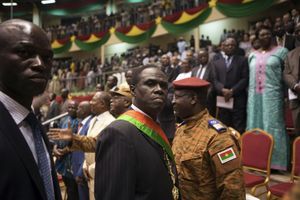 Michel Kafando, le président par intérim du Burkina Faso, est retenu au Palais présidentiel de Ouagadougou.