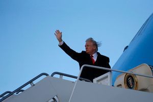 Donald Trump embarque à bord d'"Air Force One", vendredi soir, destination sa résidence en Floride.