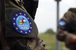 Le logo de l'EUFOR-RCA, la force européenne de maintien de la paix en Centrafrique, sur l'uniforme d'un soldat français en poste à Bangui. 