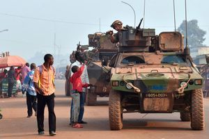 Char français patrouillant à Bangui.