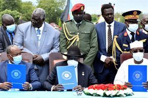 Le vice-président soudanais Mohamed Hamdan Daglo a signé l'accord au nom de Khartoum. Il était entouré du général Abdel Fattah al-Burhane, président du Conseil souverain, et du Premier ministre Abdallah Hamdok. Côté insurgé, l'accord a été signé par le Front Révolutionnaire du Soudan (FRS), une alliance de cinq groupes rebelles et quatre mouvements politiques, issus des régions du Darfour, du Kordofan-Sud et du Nil Bleu et cherchant à développer leurs régions sinistrées. Le chef du principal groupe rebelle du Darfour, le Mouvement de libération du Soudan (SLM), Mini Arko Minawi, a signé les accords. Des médiateurs et diplomates tchadiens, qataris, égyptiens, de l'Union africaine, de l'Union européenne et des Nations unies ont également paraphé le texte.