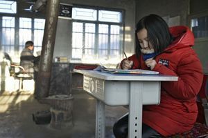 Chine : la fillette qui allait seule à l'école primaire
