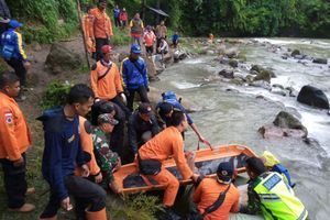 Les secours en Indonésie après l'accident d'un bus.