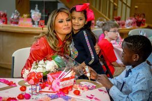 Coeurs et cookies avec les enfants hospitalisés pour Melania Trump
