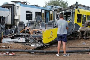 Les débris des deux trains entrés en collision mardi. 