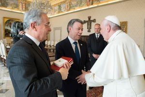 Colombie : au Vatican, le pape François a réuni Santos et Uribe