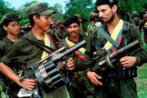 Des combattants des Farc posent sur cette photo datant de 1998