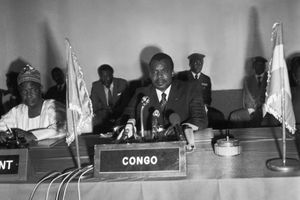 Décembre 1980, au sommet des chefs d'etat de l'U.D.E.A.C. L’ancien militaire Denis Sassou Nguesso est au pouvoir depuis 1979 à l’exception d’une brève interruption. 