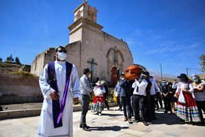 Les enterrements se succèdent au Pérou.
